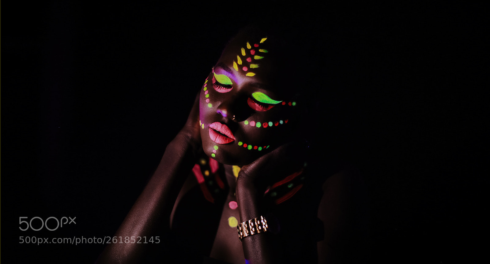 Canon EOS 5D Mark IV sample photo. All neon photography