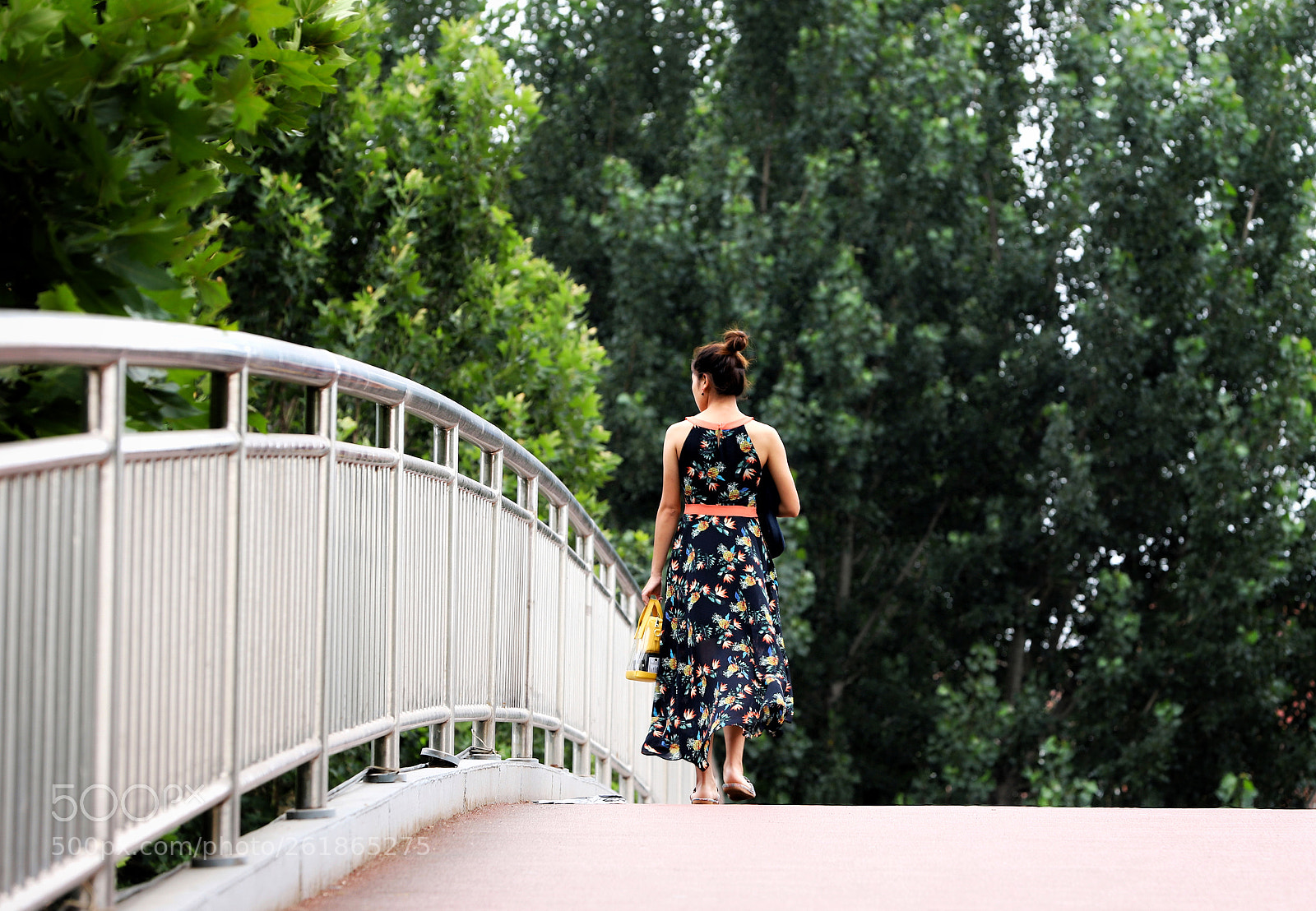 Canon EOS 6D Mark II sample photo. 她的过街天桥 photography