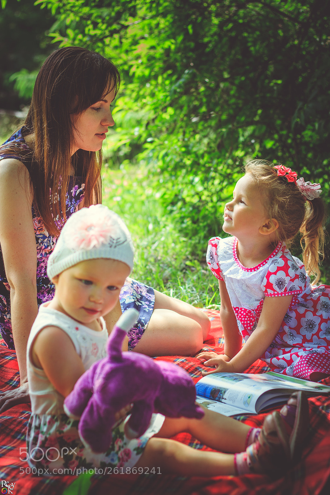 Canon EOS 600D (Rebel EOS T3i / EOS Kiss X5) sample photo. Mother with daughters photography