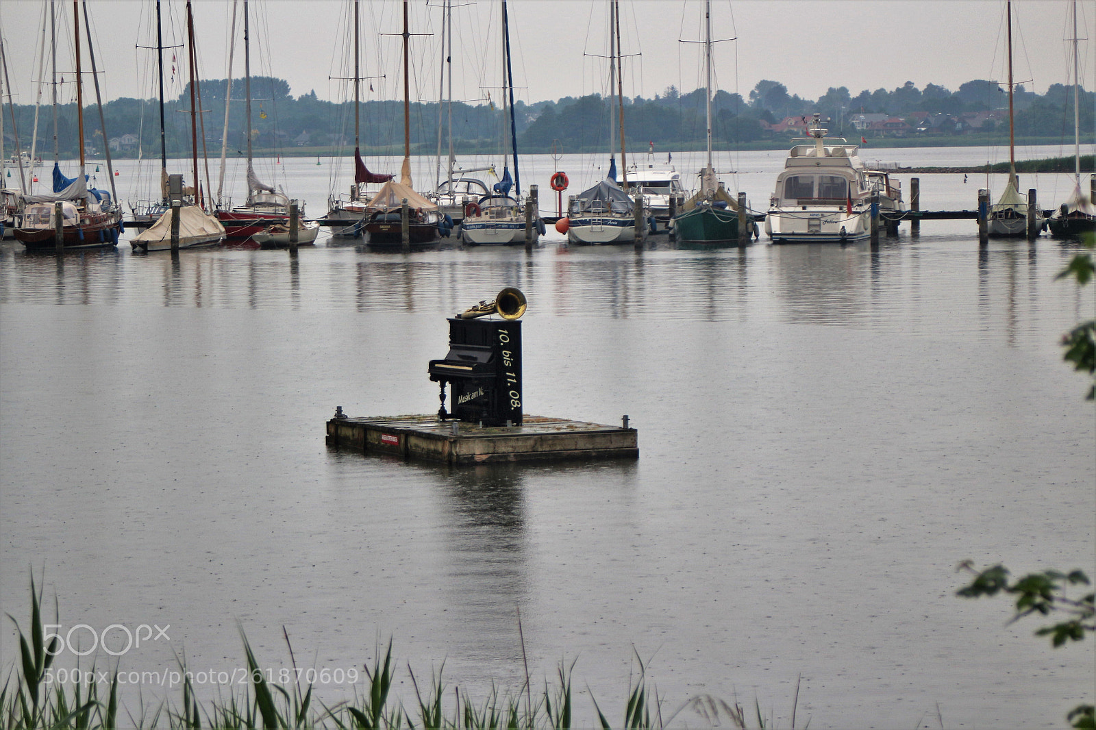 Canon EOS 100D (EOS Rebel SL1 / EOS Kiss X7) sample photo. A floating music photography