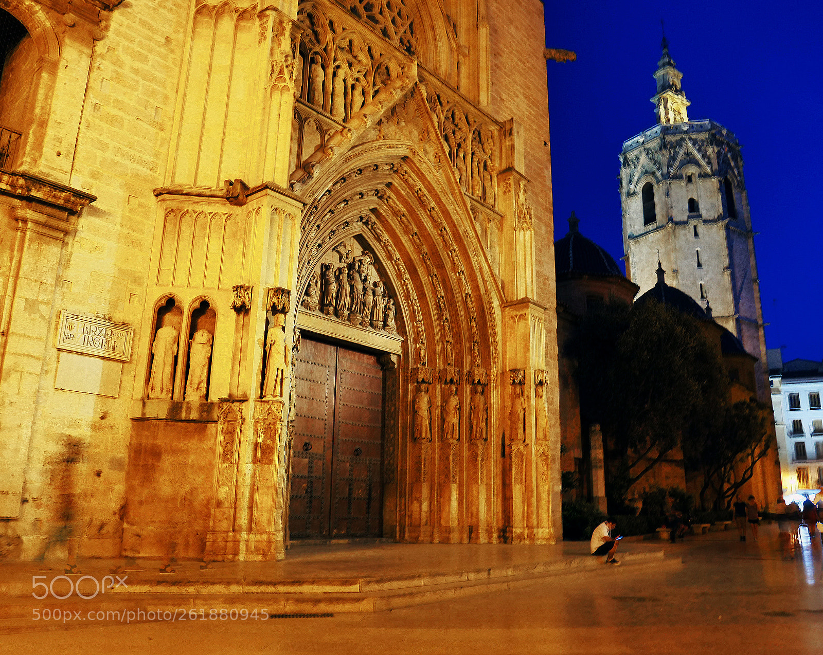 Panasonic Lumix DMC-GX85 (Lumix DMC-GX80 / Lumix DMC-GX7 Mark II) sample photo. Puerta de los apostoles photography