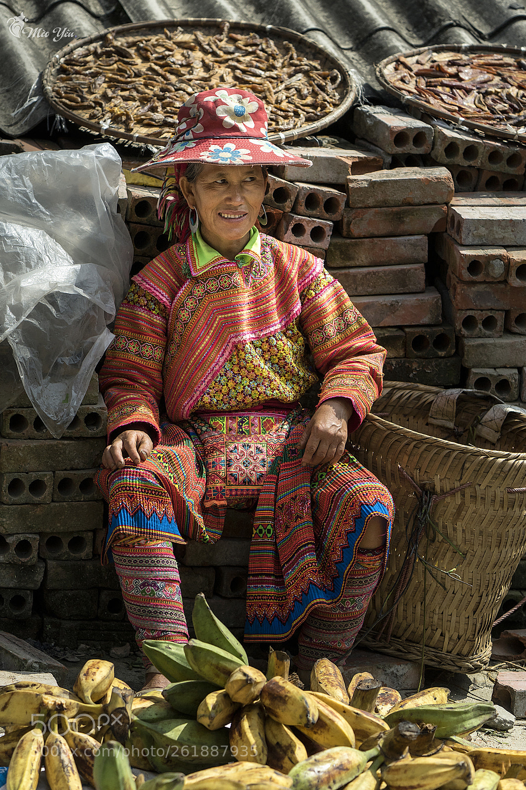 Sony a7 II sample photo. Woman selling forest banana photography