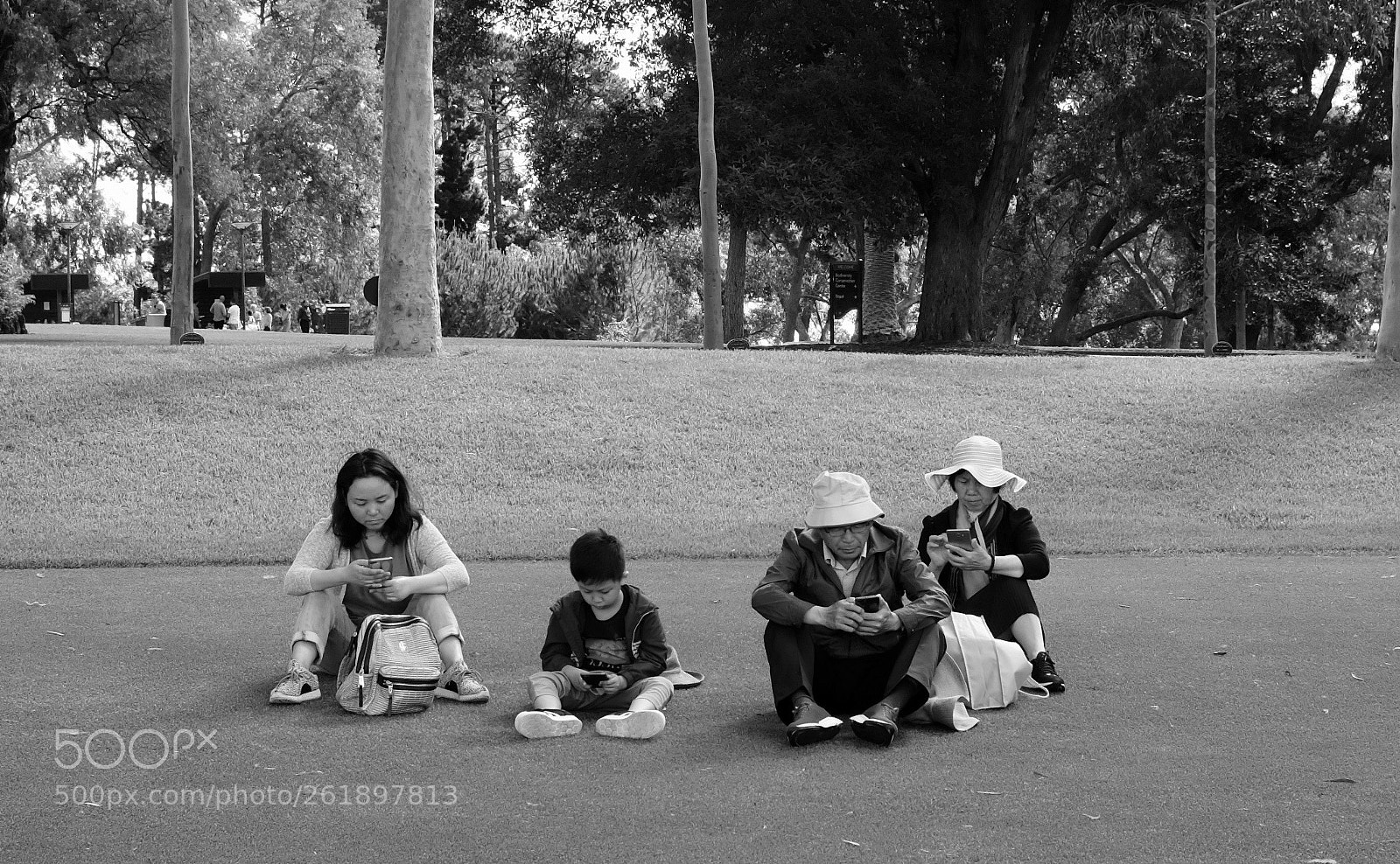 Fujifilm X100F sample photo. Family conversation photography