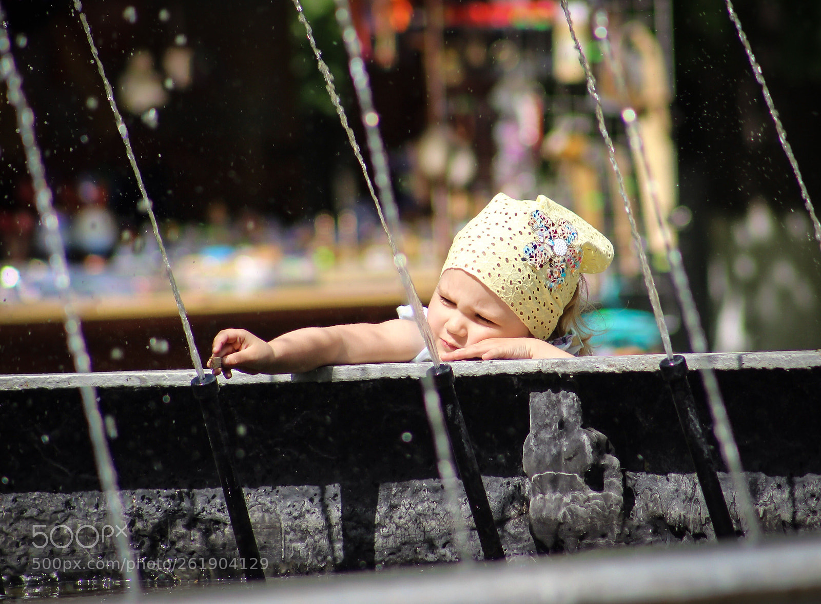 Canon EOS 600D (Rebel EOS T3i / EOS Kiss X5) sample photo. Fountain spray photography