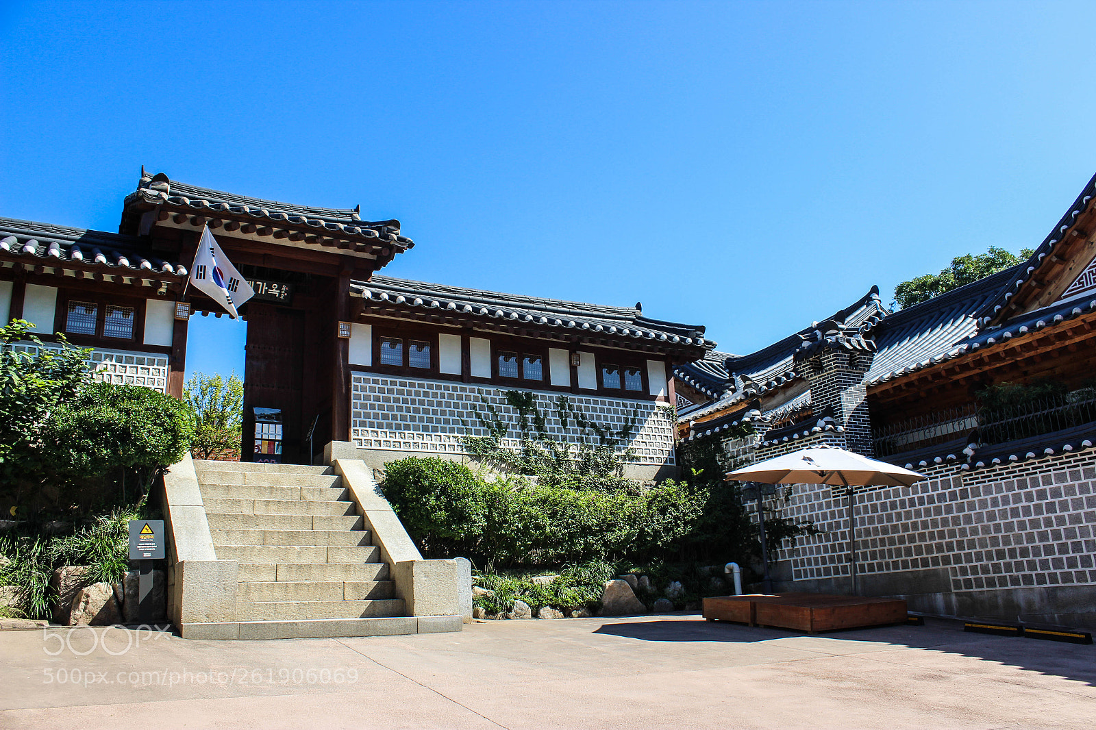 Canon EOS 600D (Rebel EOS T3i / EOS Kiss X5) sample photo. Traditional building in bukcheon photography