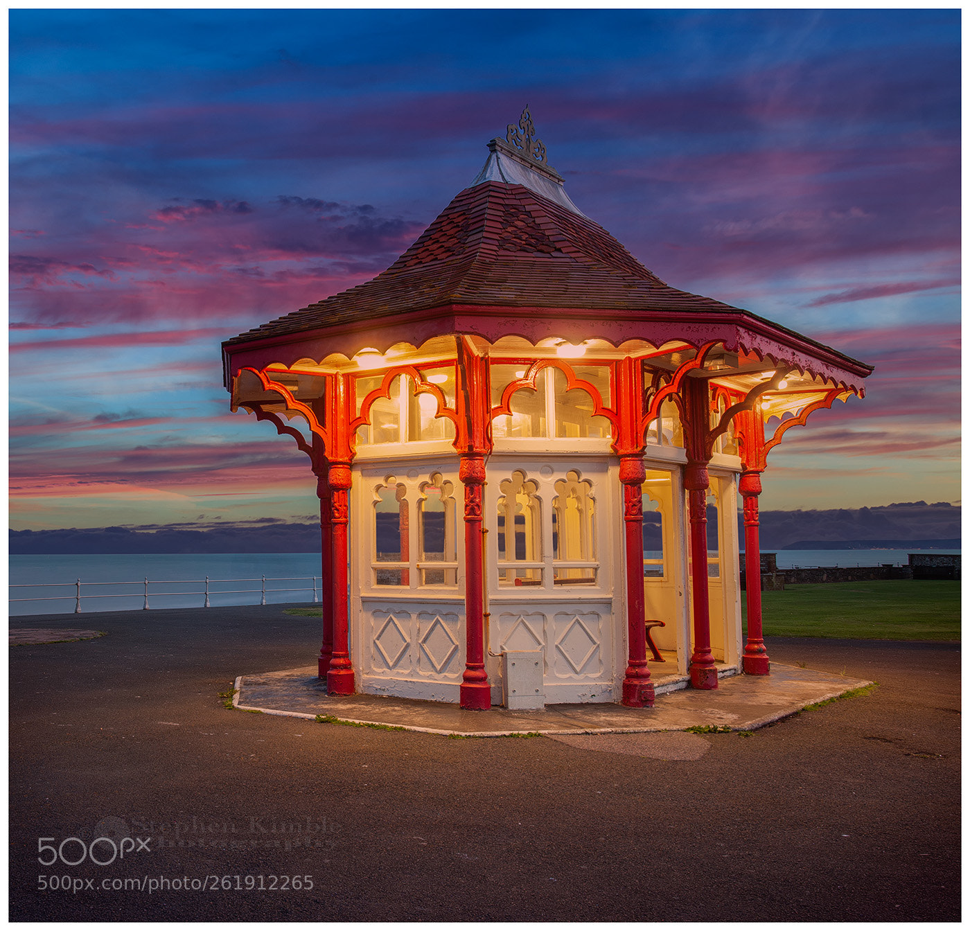 Canon EOS 5D Mark II sample photo. Bexhill seafront shelter photography