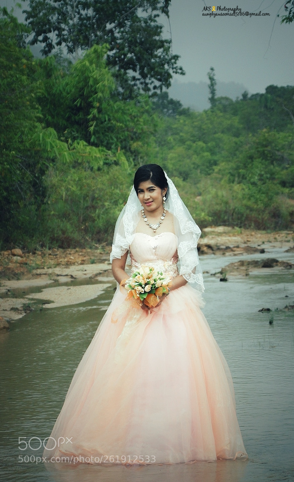 Canon EOS 1300D (EOS Rebel T6 / EOS Kiss X80) sample photo. Wedding dress photography