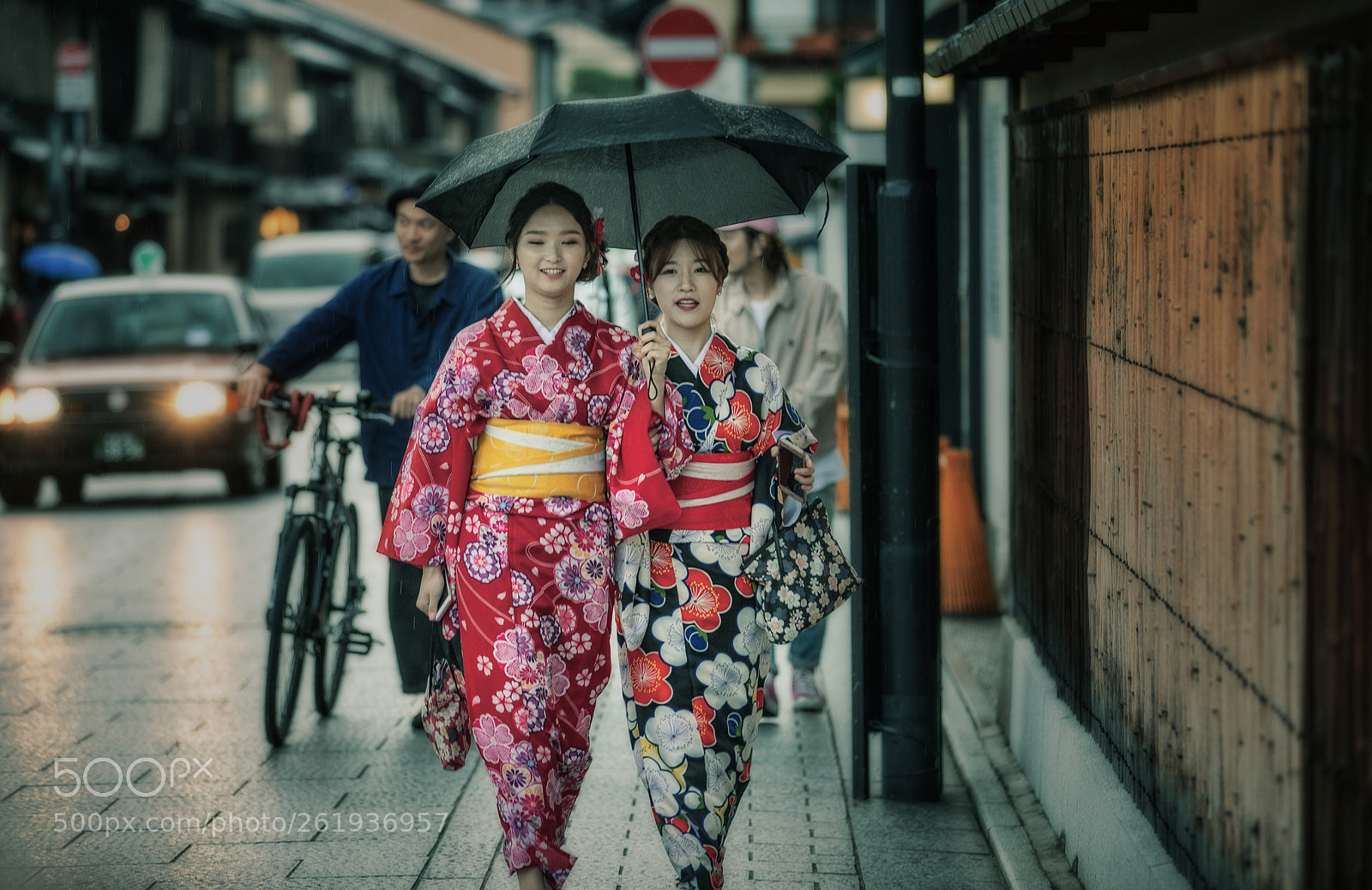 Canon EOS 5D Mark IV sample photo. Rainy night in gion photography