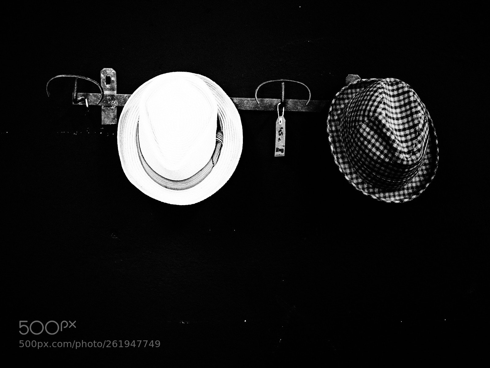 Olympus OM-D E-M5 II sample photo. Sombreros en blanco y photography