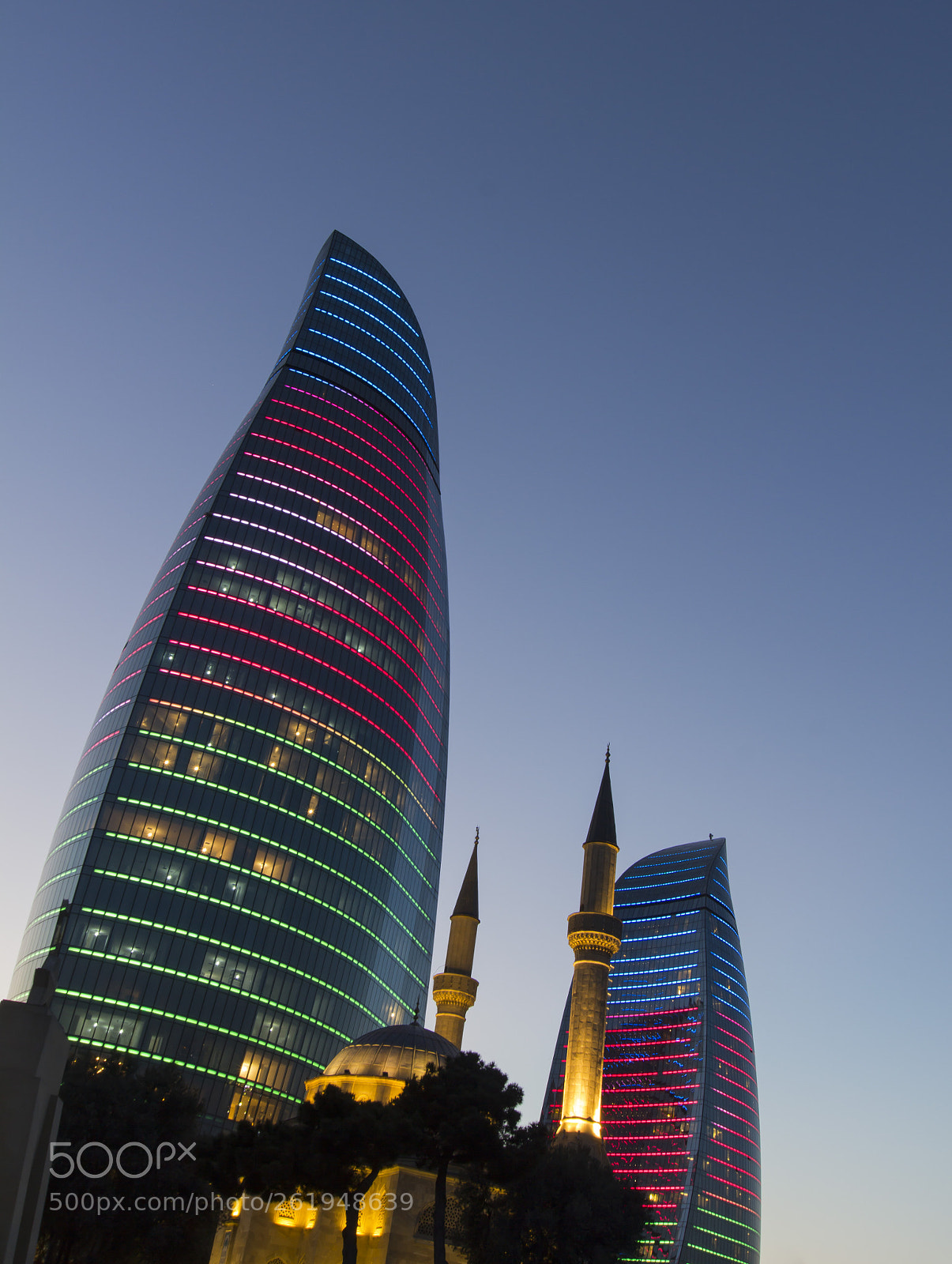 Canon EOS 550D (EOS Rebel T2i / EOS Kiss X4) sample photo. Flame towers photography