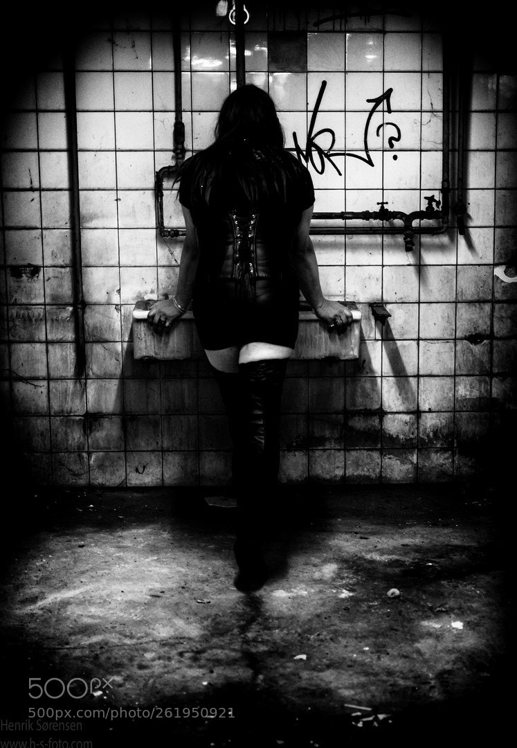 Fujifilm X-T1 sample photo. Lady in the basement photography