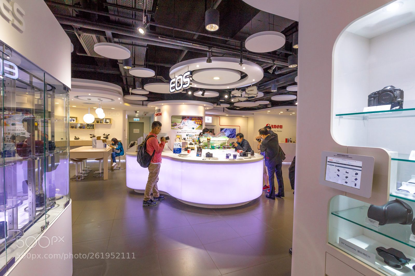 Canon EOS 5D Mark IV sample photo. Canon store shopping photography
