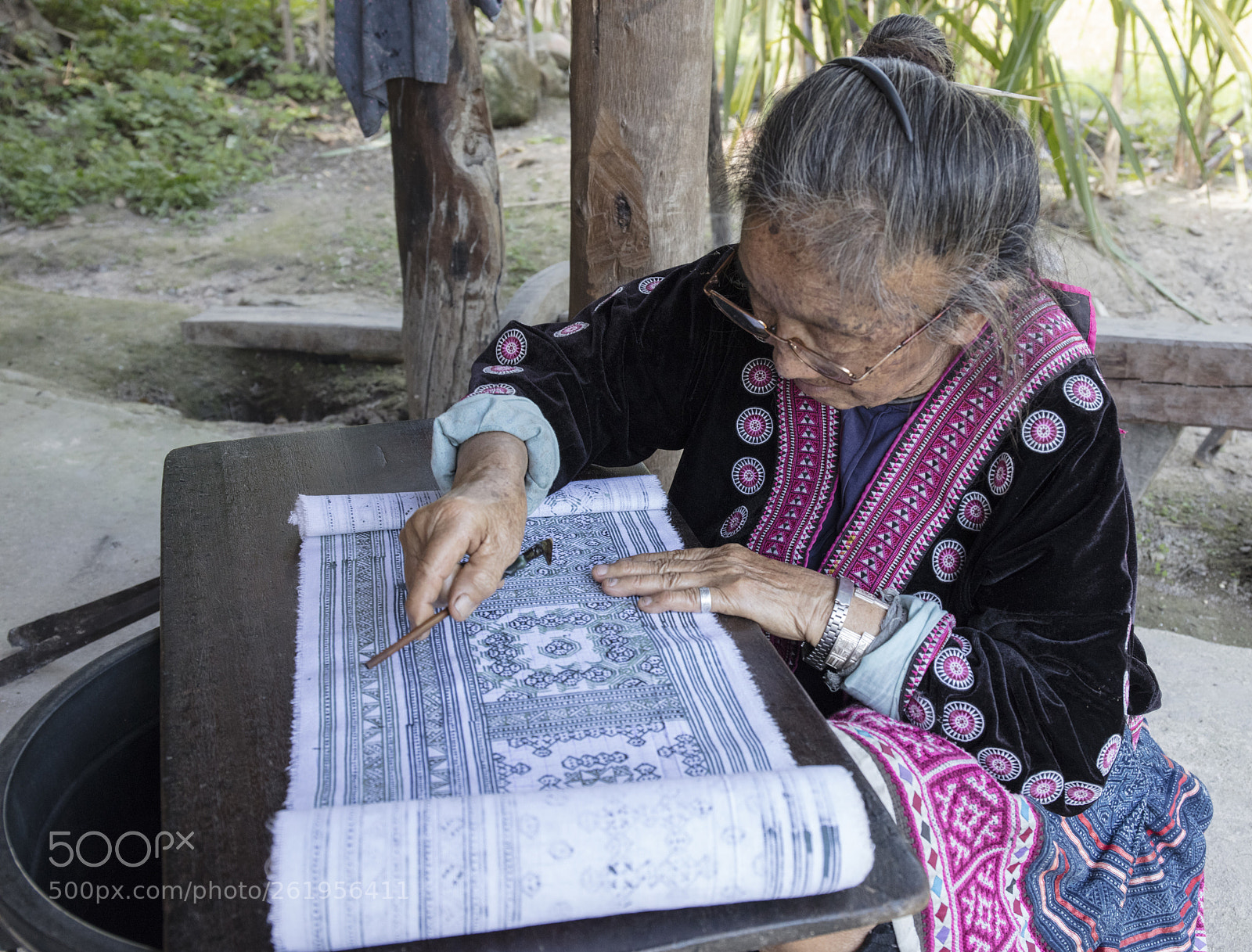 Canon EOS 5DS sample photo. Lahu woman making batik photography
