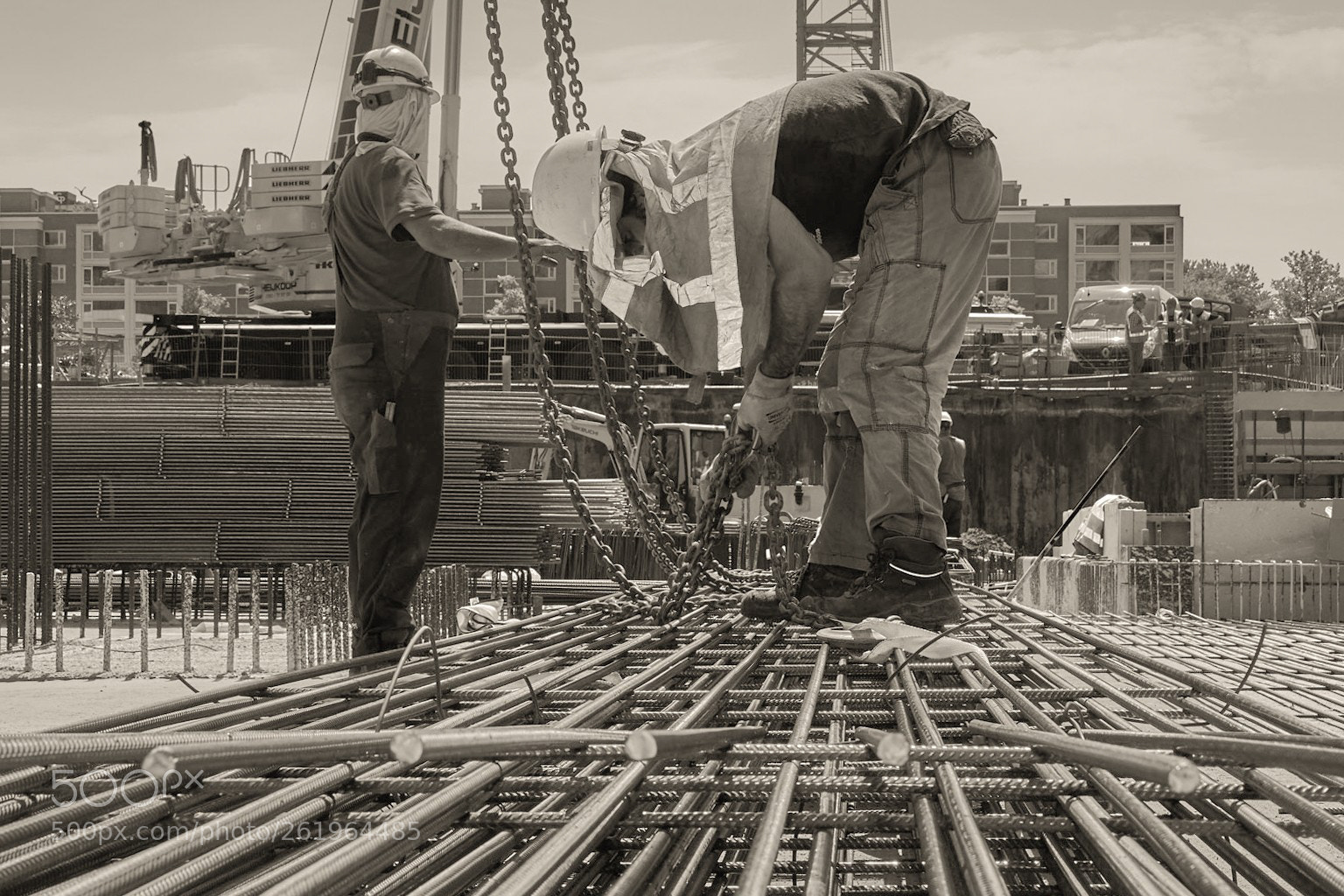Sony a7 II sample photo. Hoisting iron nets for photography
