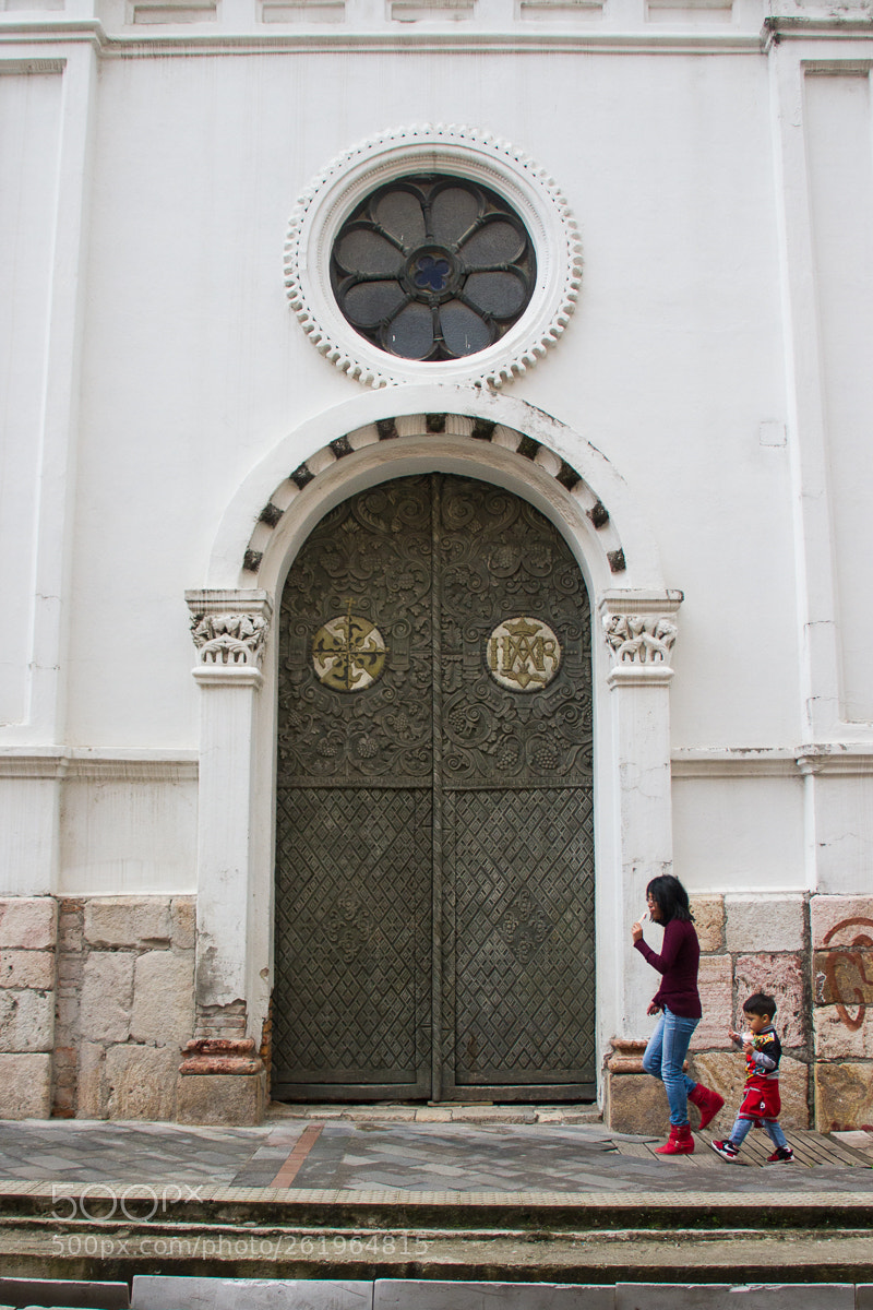 Canon EOS 7D sample photo. Kids passing by a photography