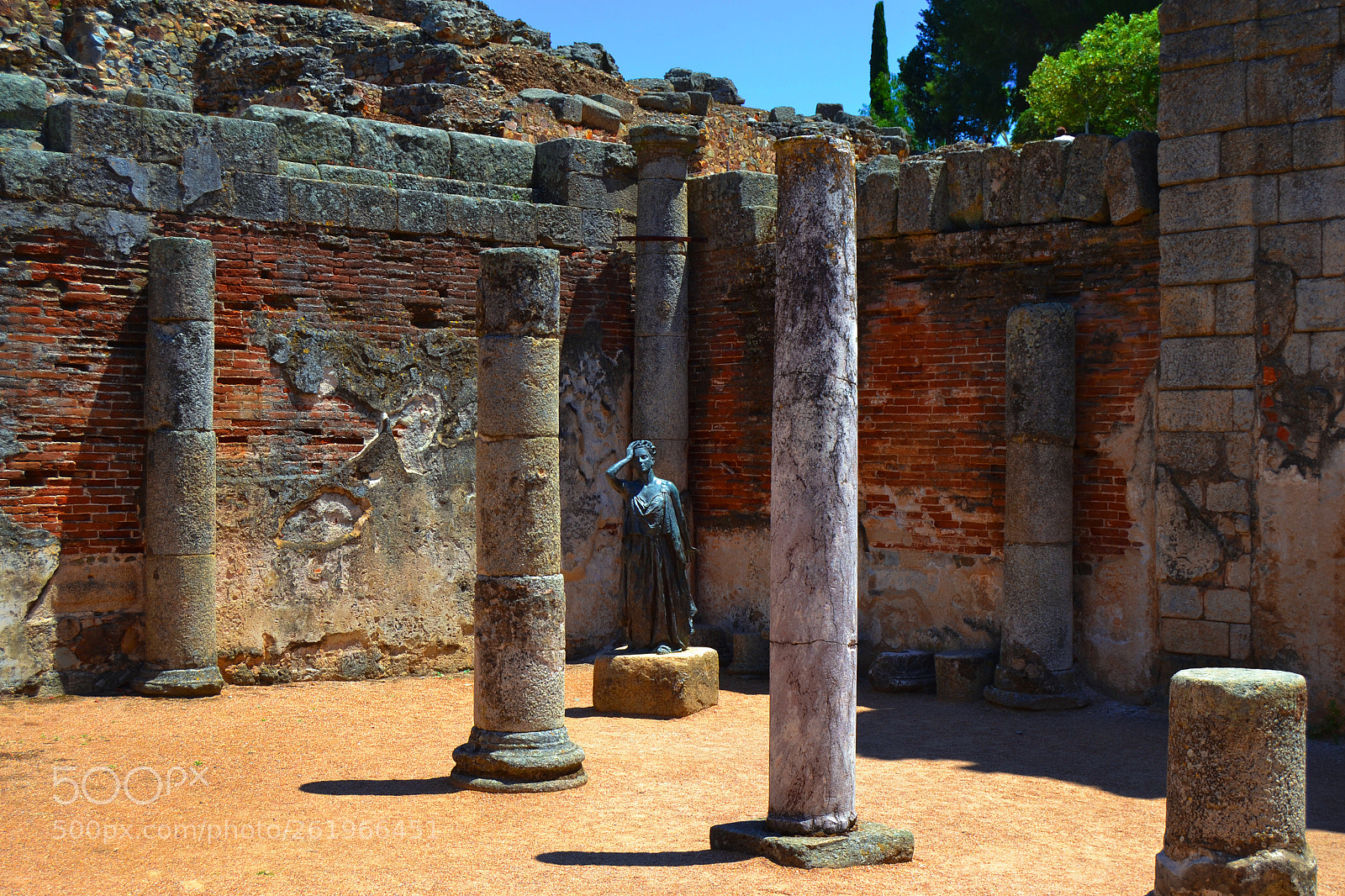Nikon D3100 sample photo. Estatua de margarita xirgu.teatro photography
