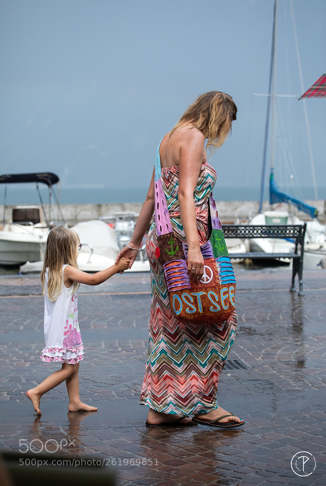 Canon EOS 5D Mark IV sample photo. Mom in the rain photography