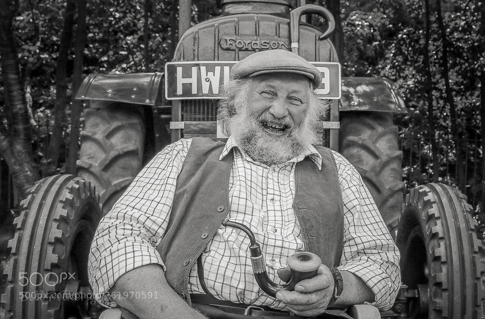 Canon EOS 750D (EOS Rebel T6i / EOS Kiss X8i) sample photo. Farmer and vintage tractor photography