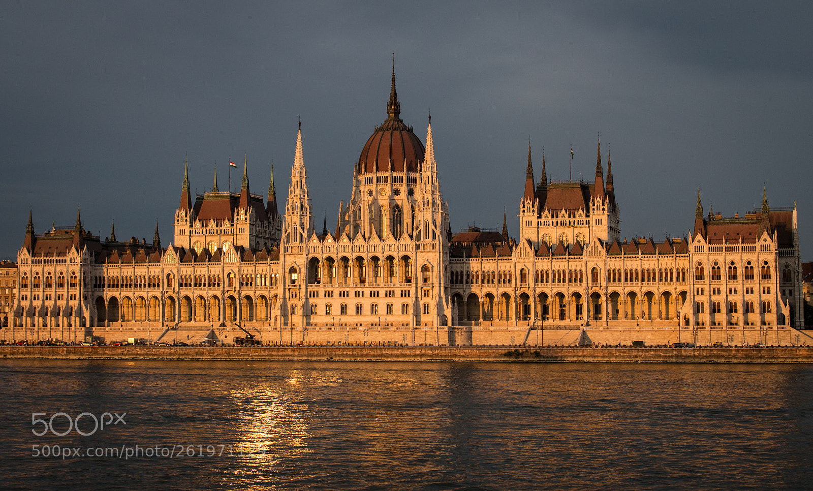 Canon EOS 700D (EOS Rebel T5i / EOS Kiss X7i) sample photo. Hungarian parliament in gold photography