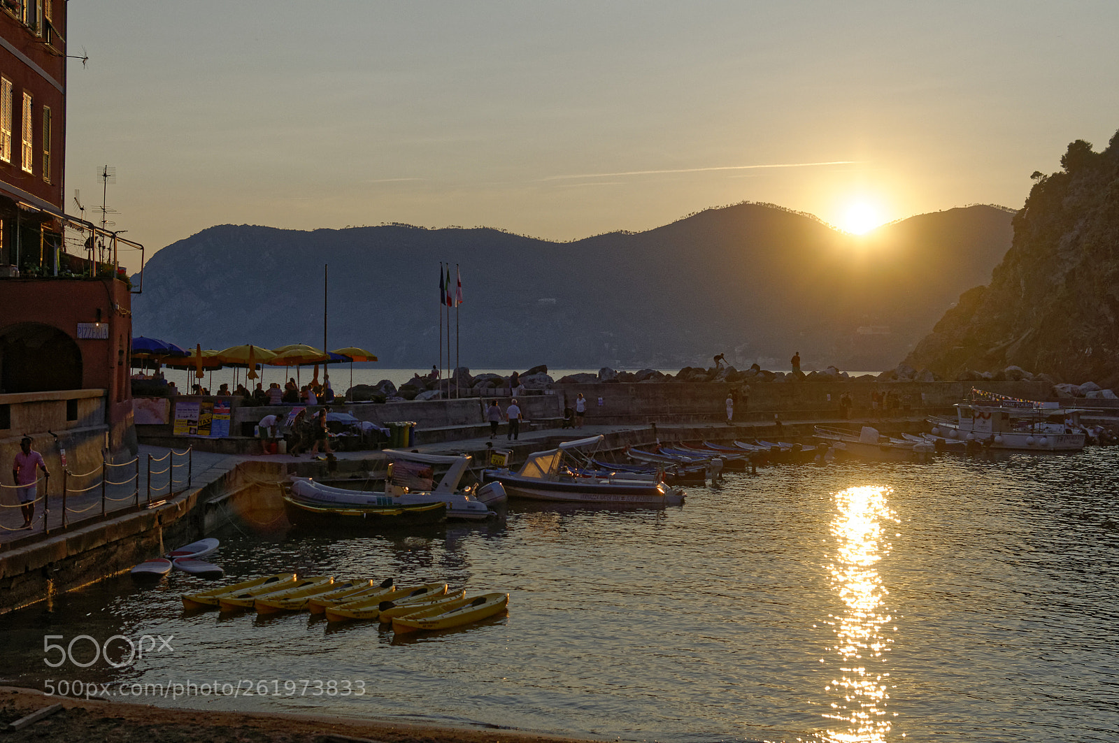 Nikon AF-S DX Nikkor 35mm F1.8G sample photo. Sunset in vernazza photography