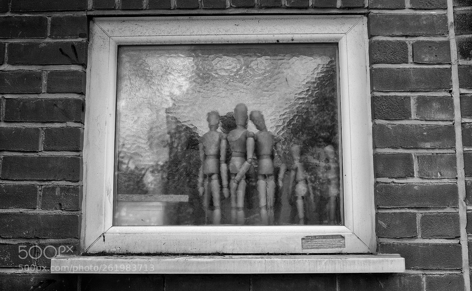 Fujifilm X100F sample photo. Artist’s window photography