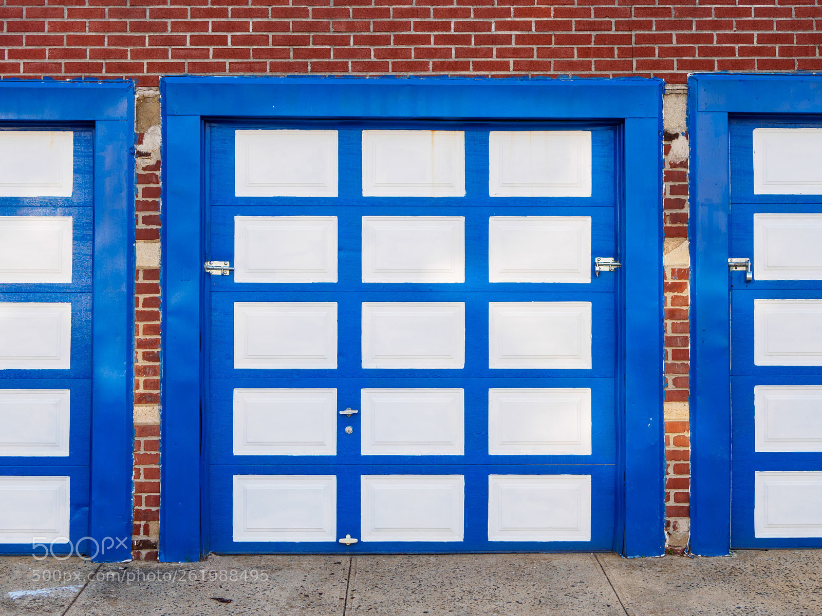 Olympus OM-D E-M10 III sample photo. Blue and white garage photography