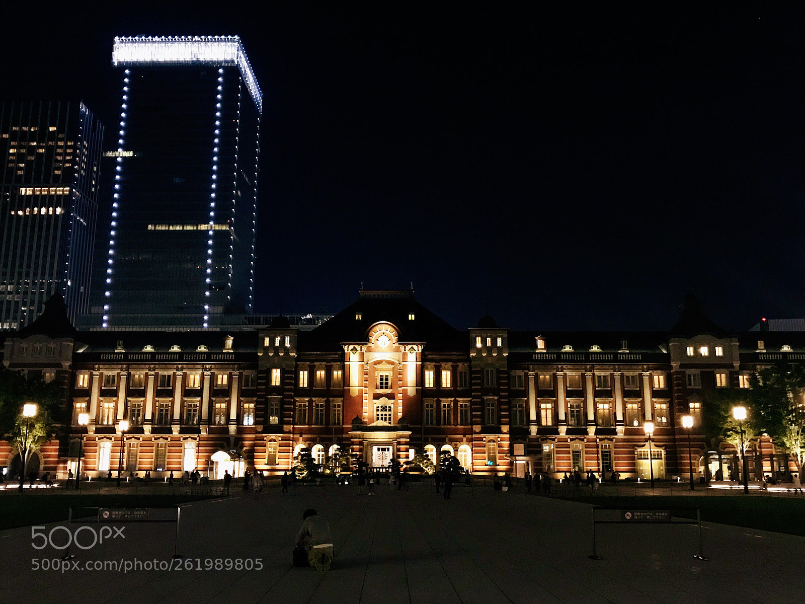 Apple iPhone 7 sample photo. Midnight tokyo station photography