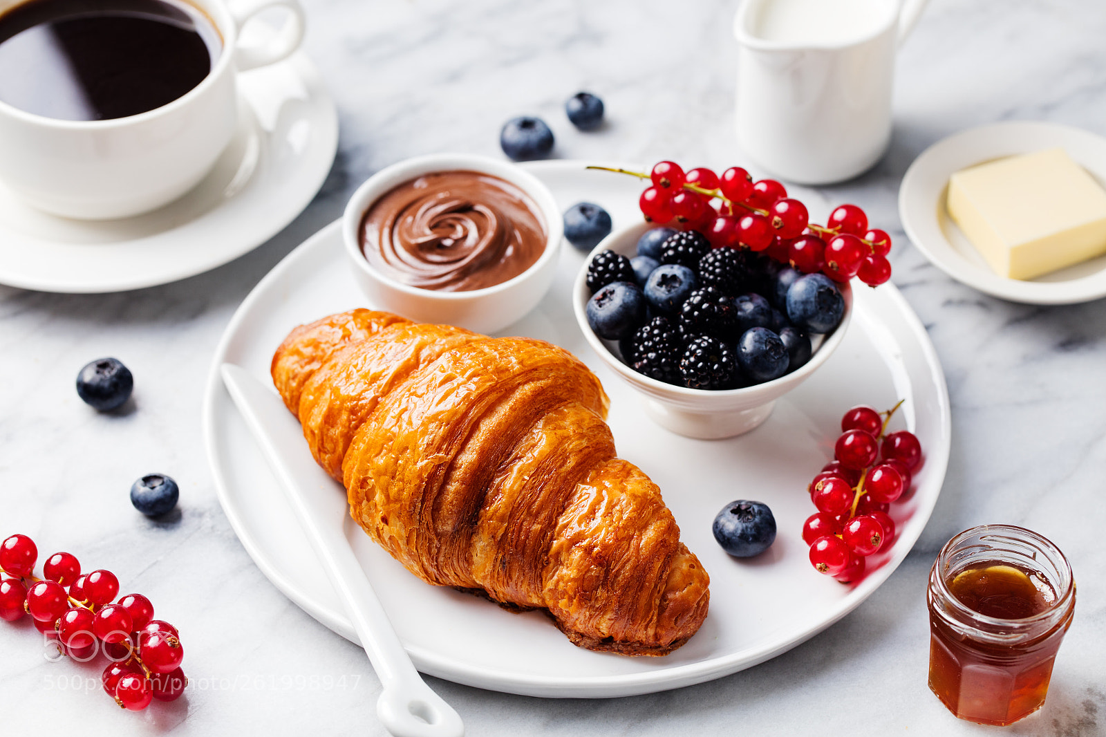 Canon EOS 5DS sample photo. Croissant with fresh berries photography
