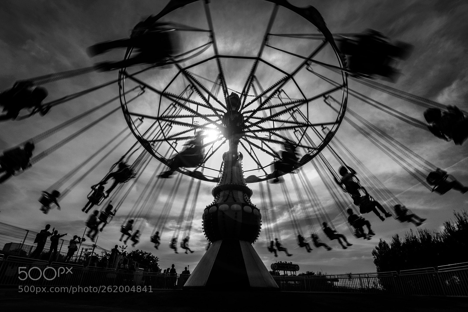 Panasonic Lumix DMC-GX85 (Lumix DMC-GX80 / Lumix DMC-GX7 Mark II) sample photo. Swing ride ikoma play photography