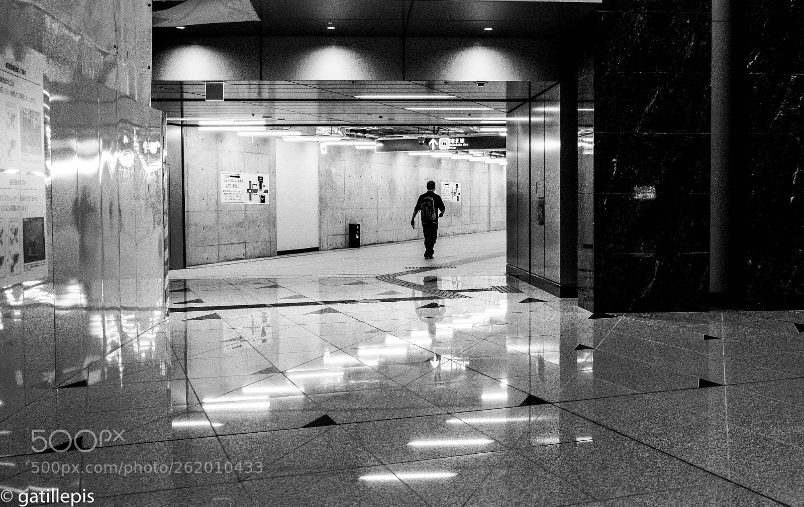 Fujifilm X-T1 sample photo. Roppongi eki photography