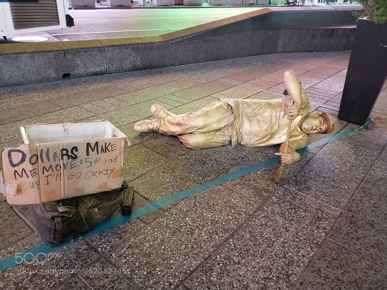 Samsung Galaxy S9 sample photo. Gold man with a photography