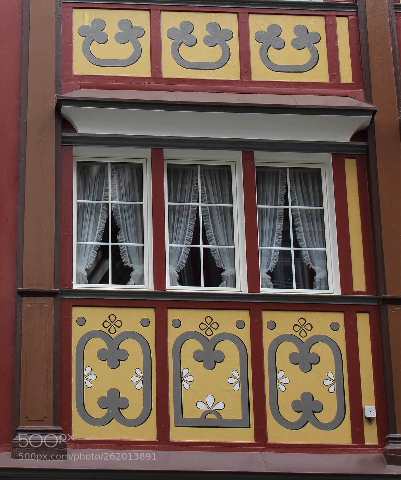Canon EOS 1300D (EOS Rebel T6 / EOS Kiss X80) sample photo. Painted windows photography