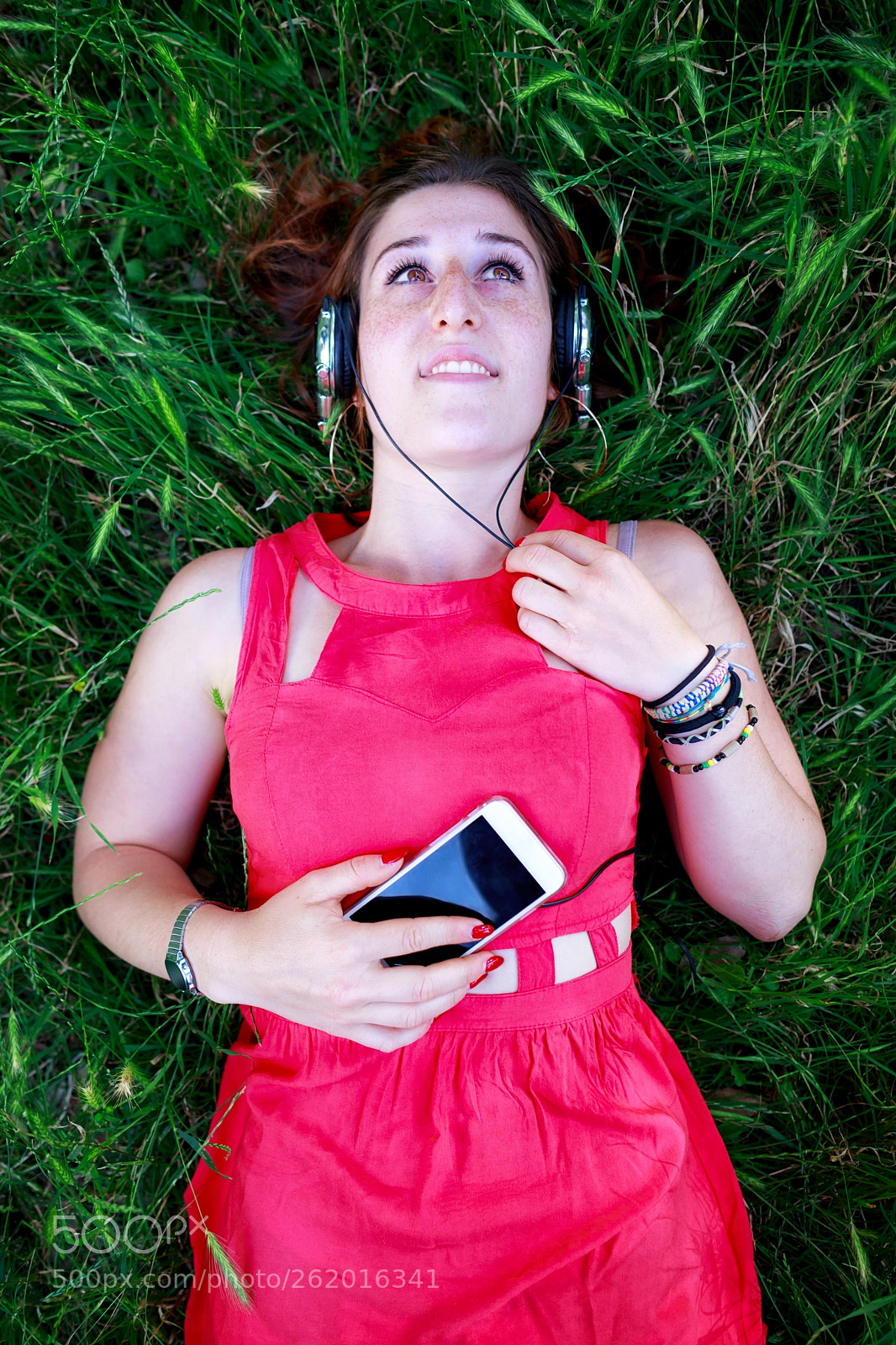 Canon EOS 5D Mark IV sample photo. Girl listens to music photography