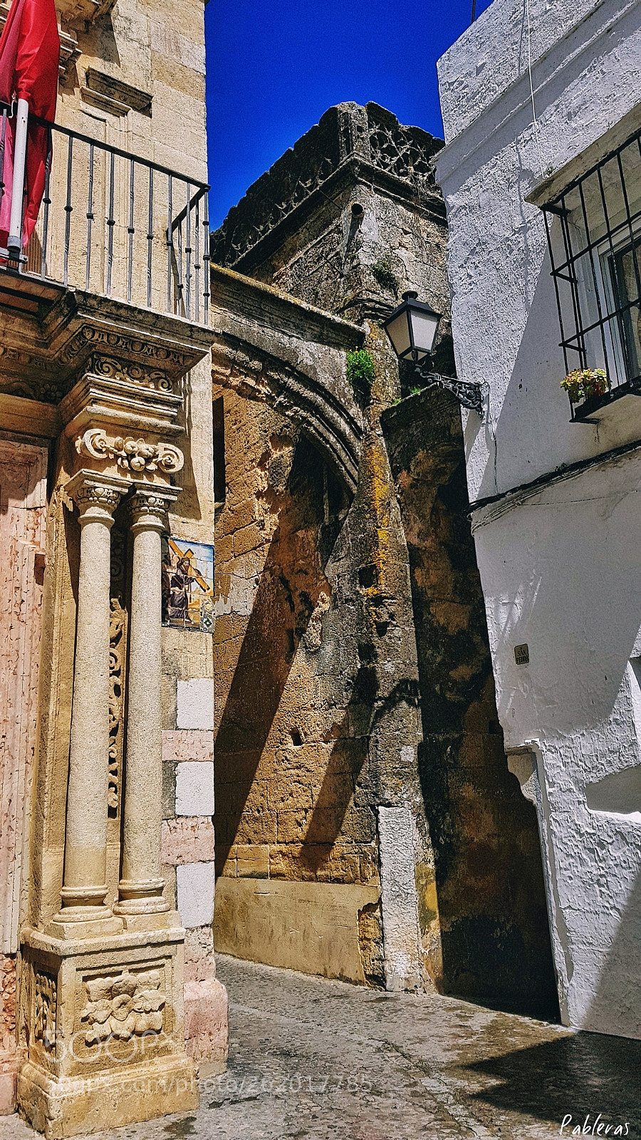 Samsung Galaxy S8 sample photo. Old sloping walls. photography