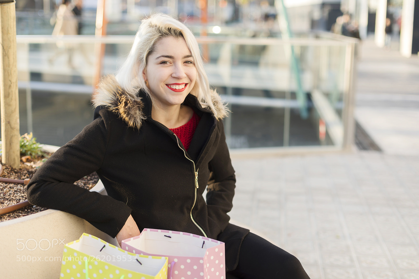 Canon EOS 5D Mark IV sample photo. Shopper woman sitting and photography