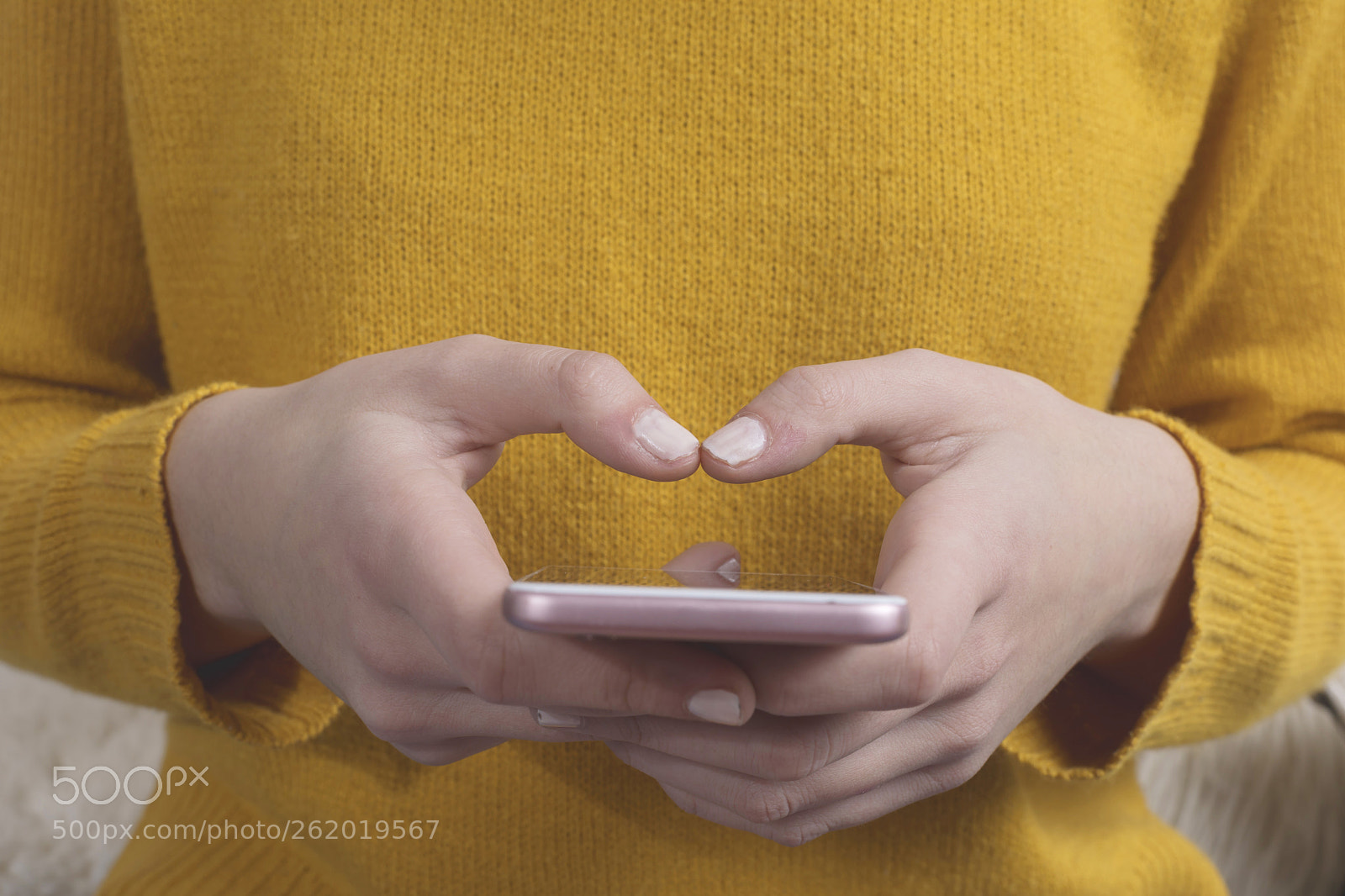 Canon EOS 5D Mark IV sample photo. Closeup of woman texting photography