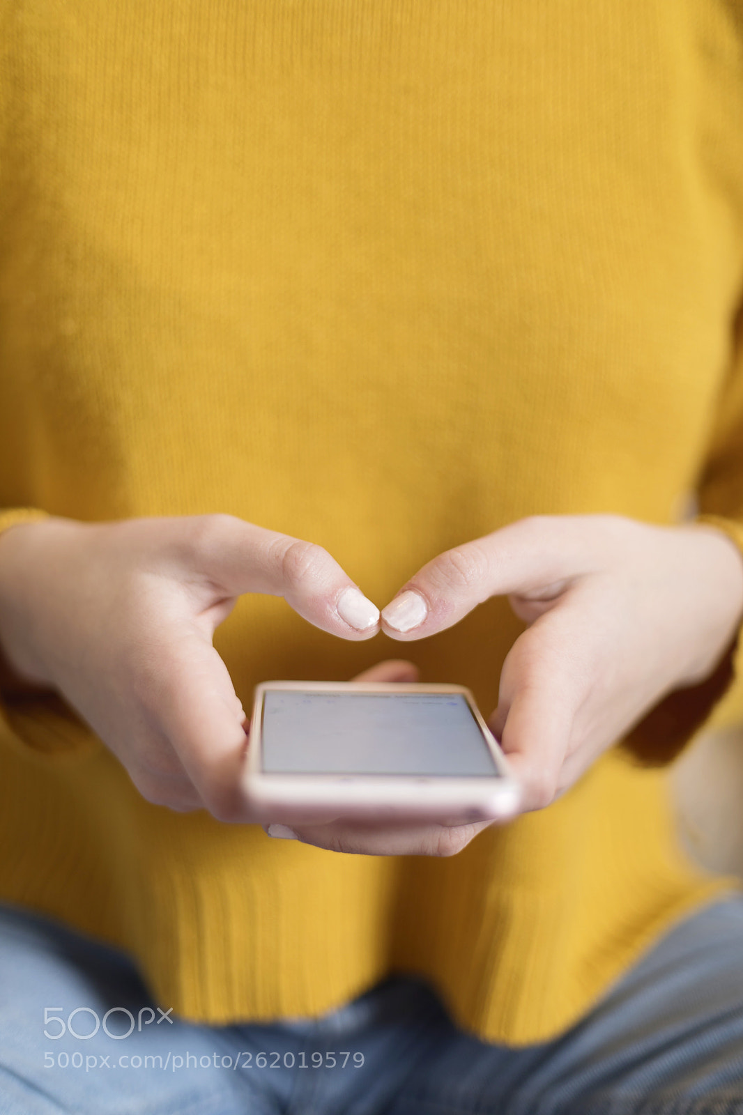 Canon EOS 5D Mark IV sample photo. Closeup of woman texting photography