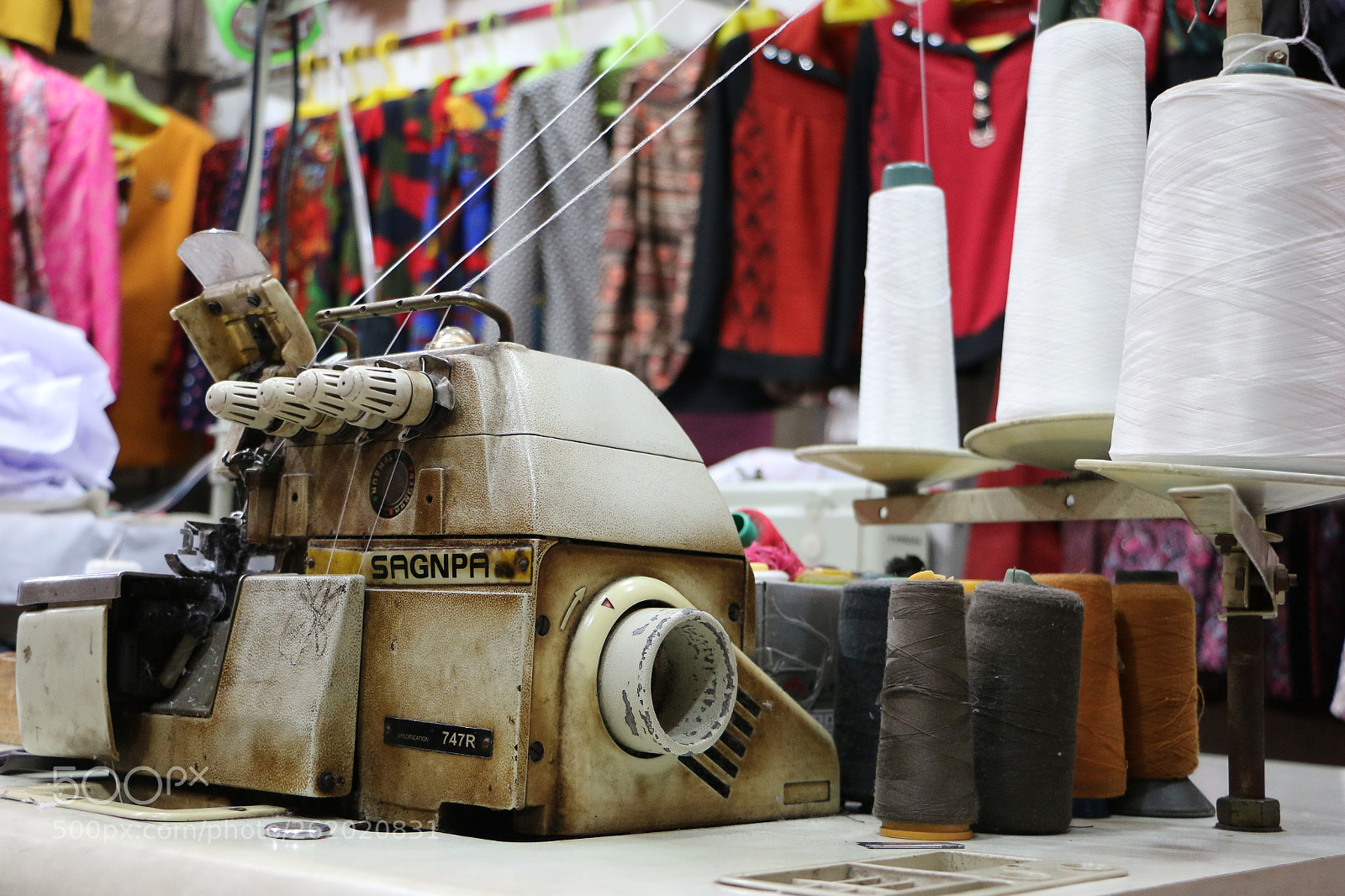 Canon EOS 70D sample photo. Old sewing machine photography