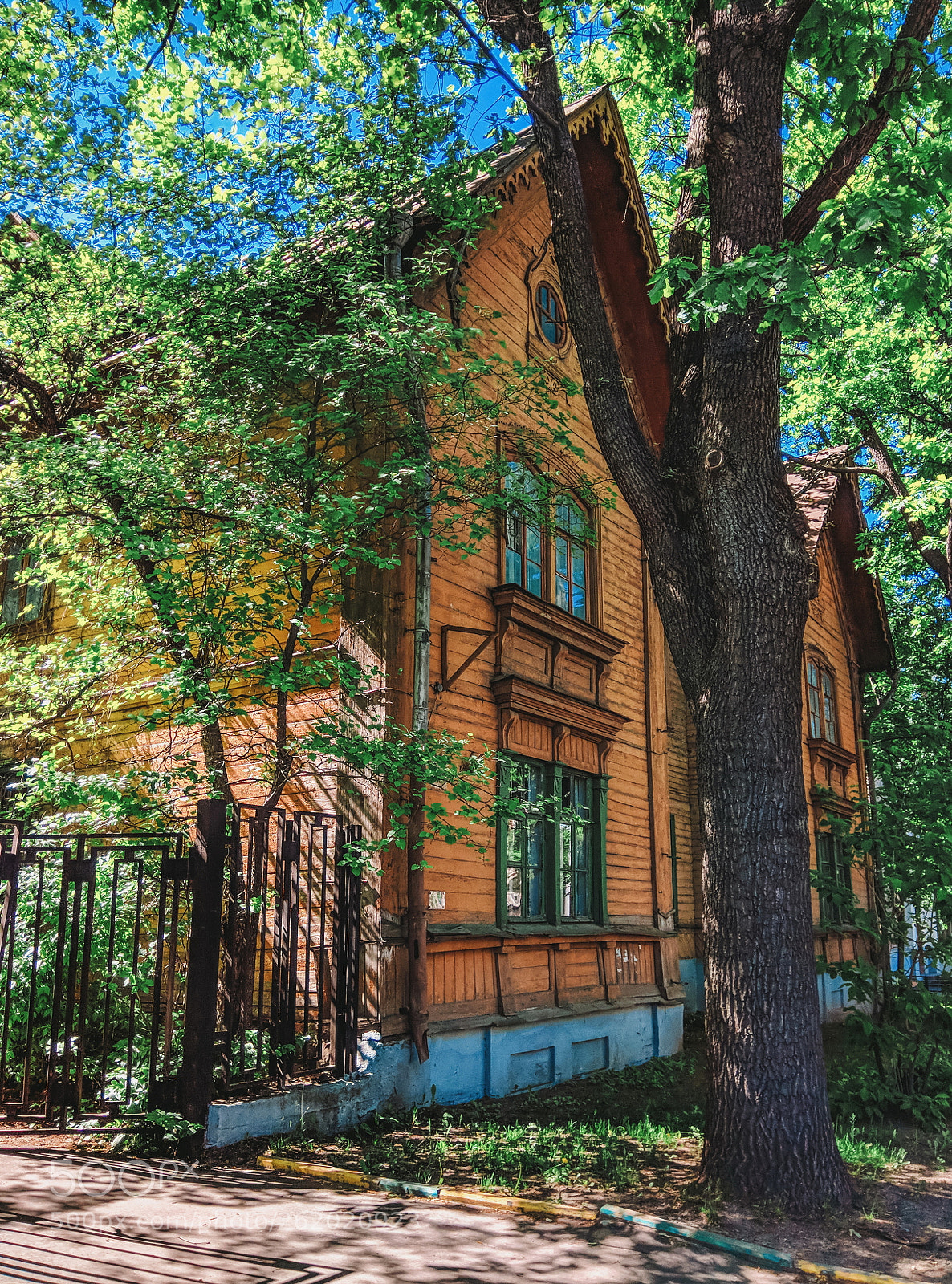 Xiaomi Redmi Note 4 sample photo. Old house in a photography
