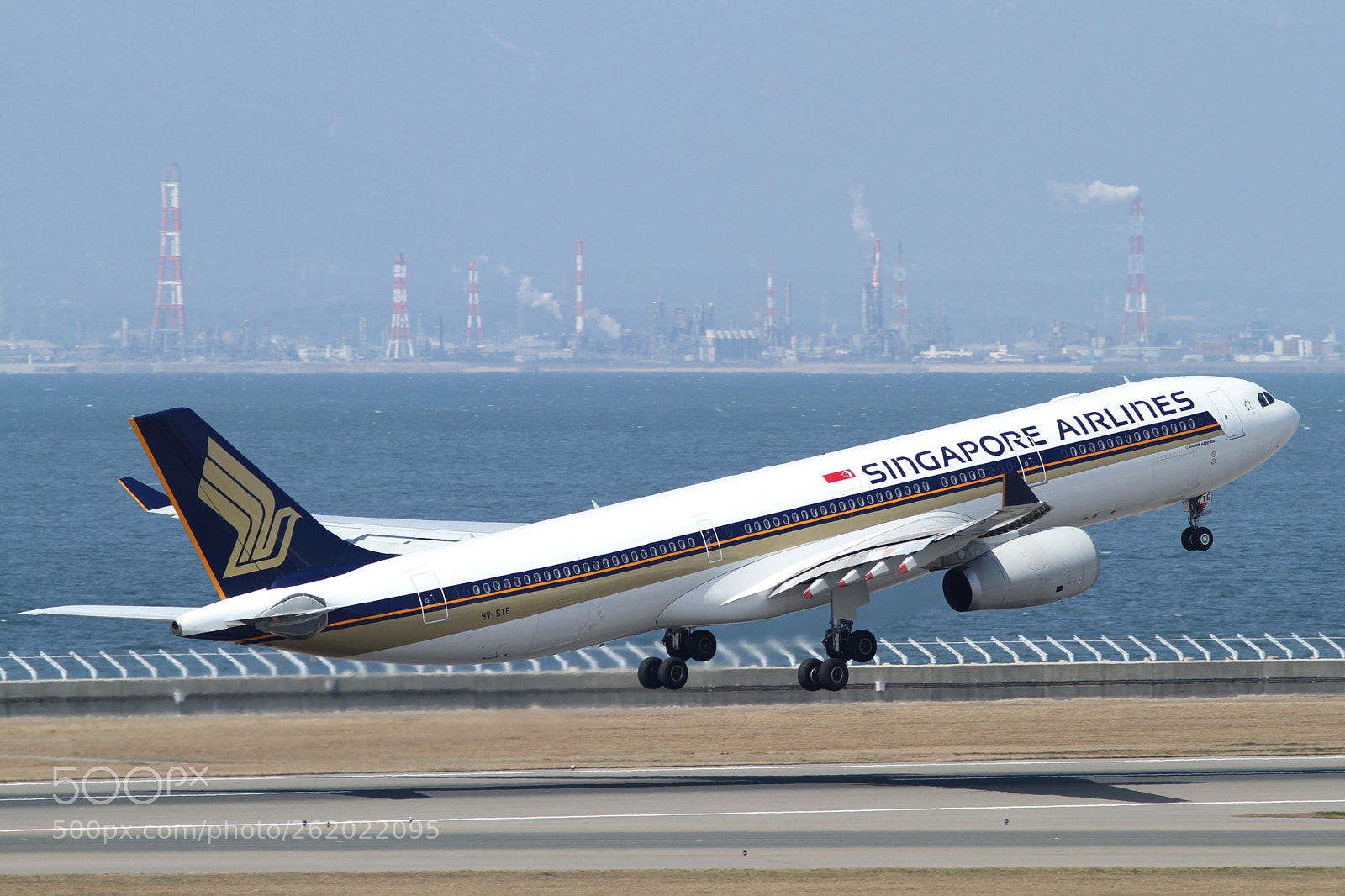 Canon EOS 7D sample photo. Singapore airlines photography
