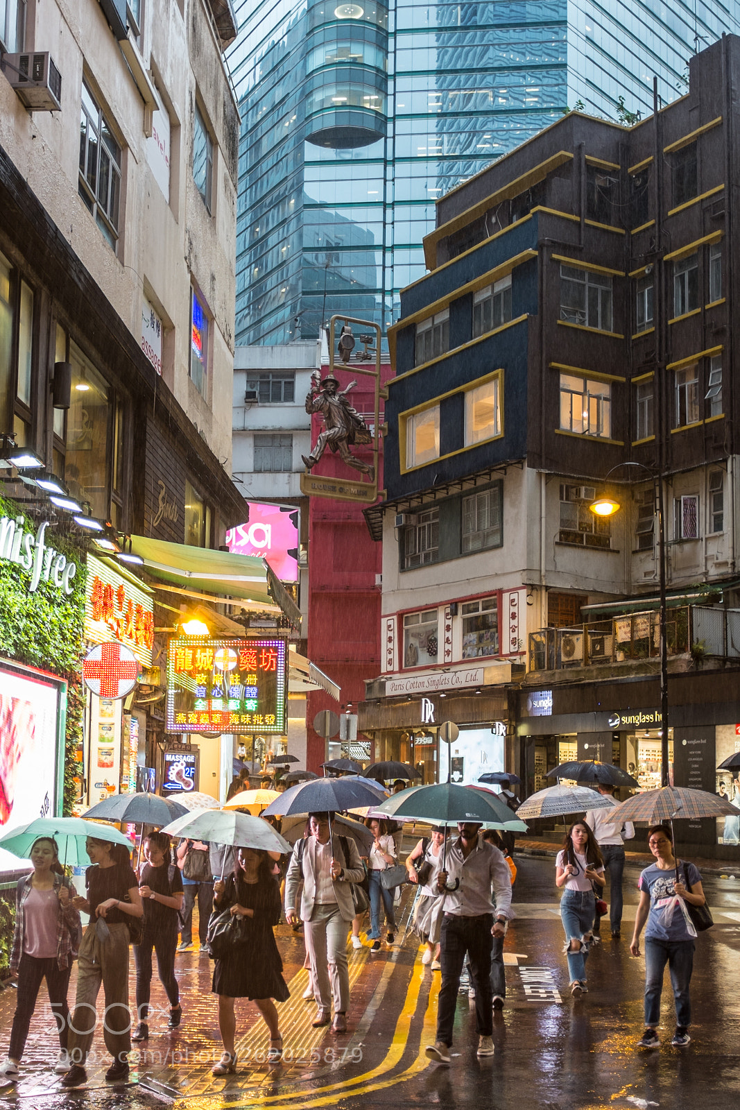 Fujifilm X100S sample photo. Protecting from hot rain photography