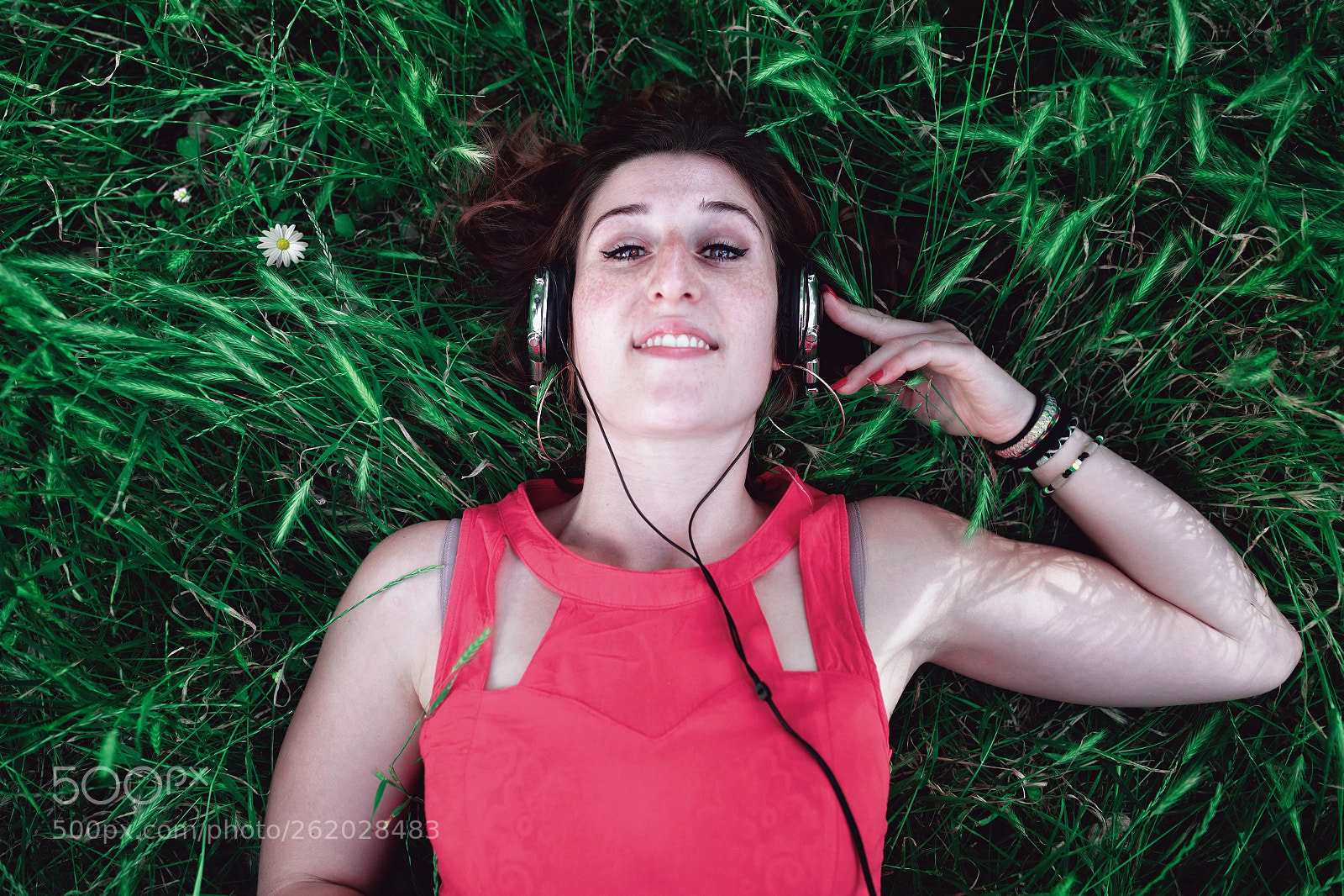 Canon EOS 5D Mark IV sample photo. Girl listens to music photography
