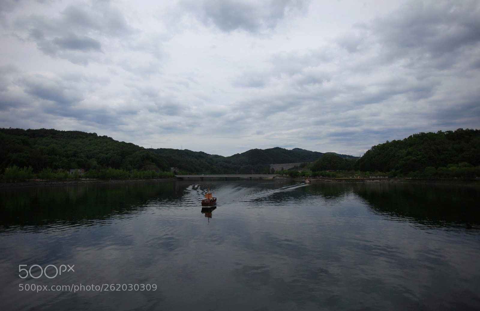 Canon EOS 5D Mark II sample photo. Tourist boat photography