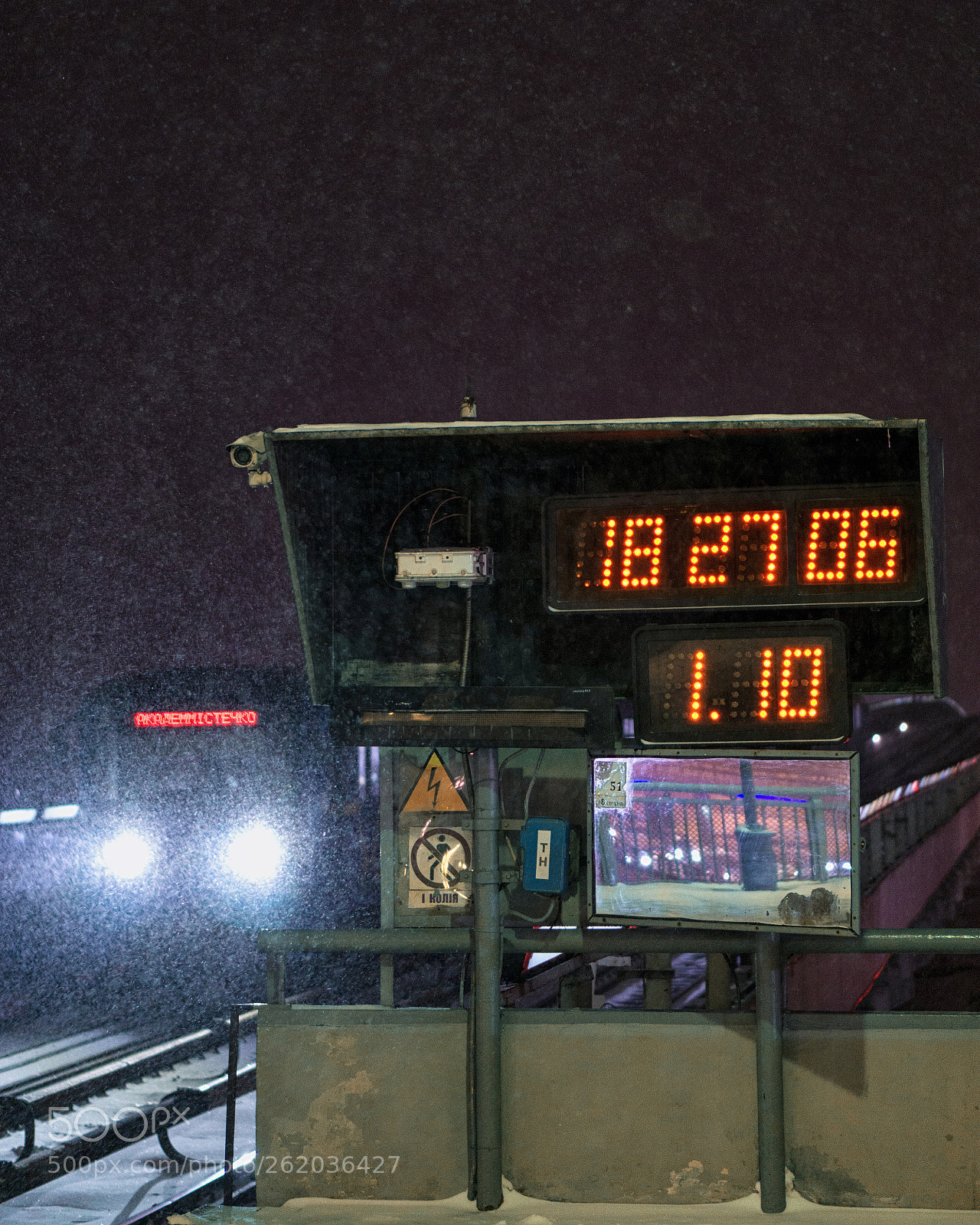 Sony a5100 sample photo. Winter metro photography