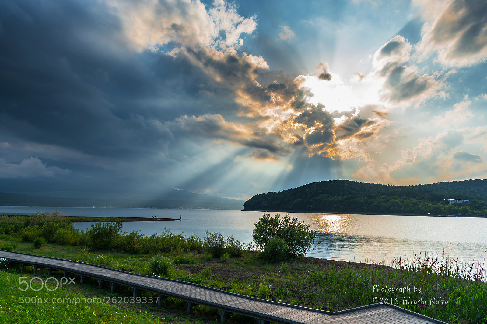 Sony a7R II sample photo. Crepuscular rays at lake photography