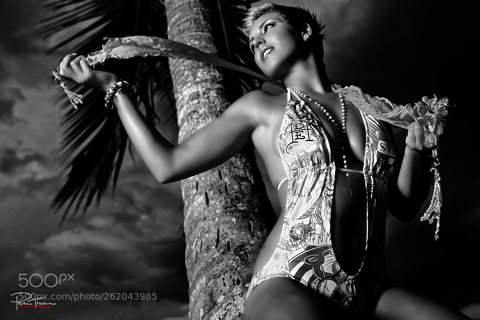 Canon EOS-1Ds Mark II sample photo. Black-and-white beauty shoot photography