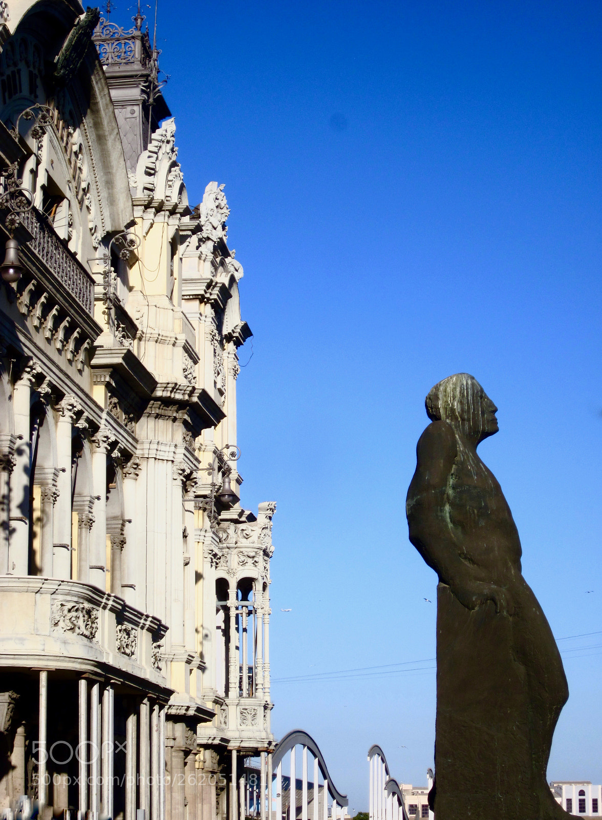 Canon PowerShot SD1300 IS (IXUS 105 / IXY 200F) sample photo. A barcelone's statue photography