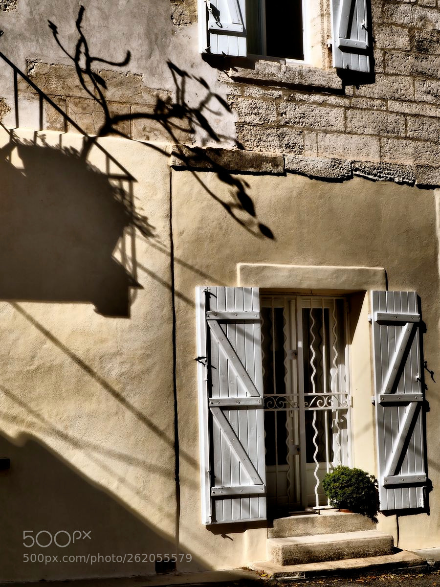 Olympus OM-D E-M5 II sample photo. L'ombre du balcon photography
