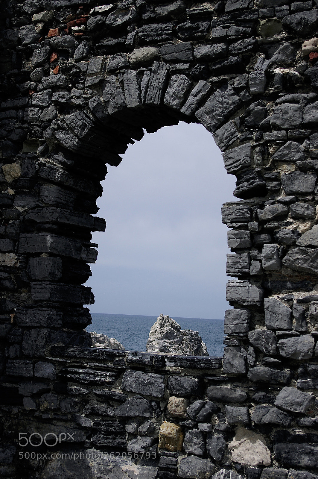 Pentax K-r sample photo. Stone window on the photography