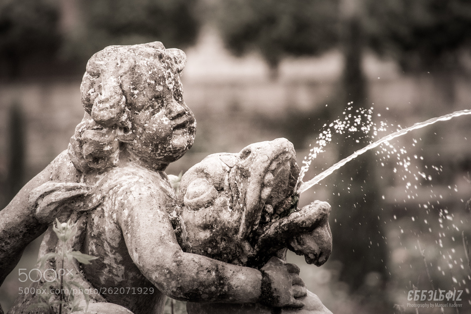 Sony ILCA-77M2 sample photo. Fountain staue castle garden photography